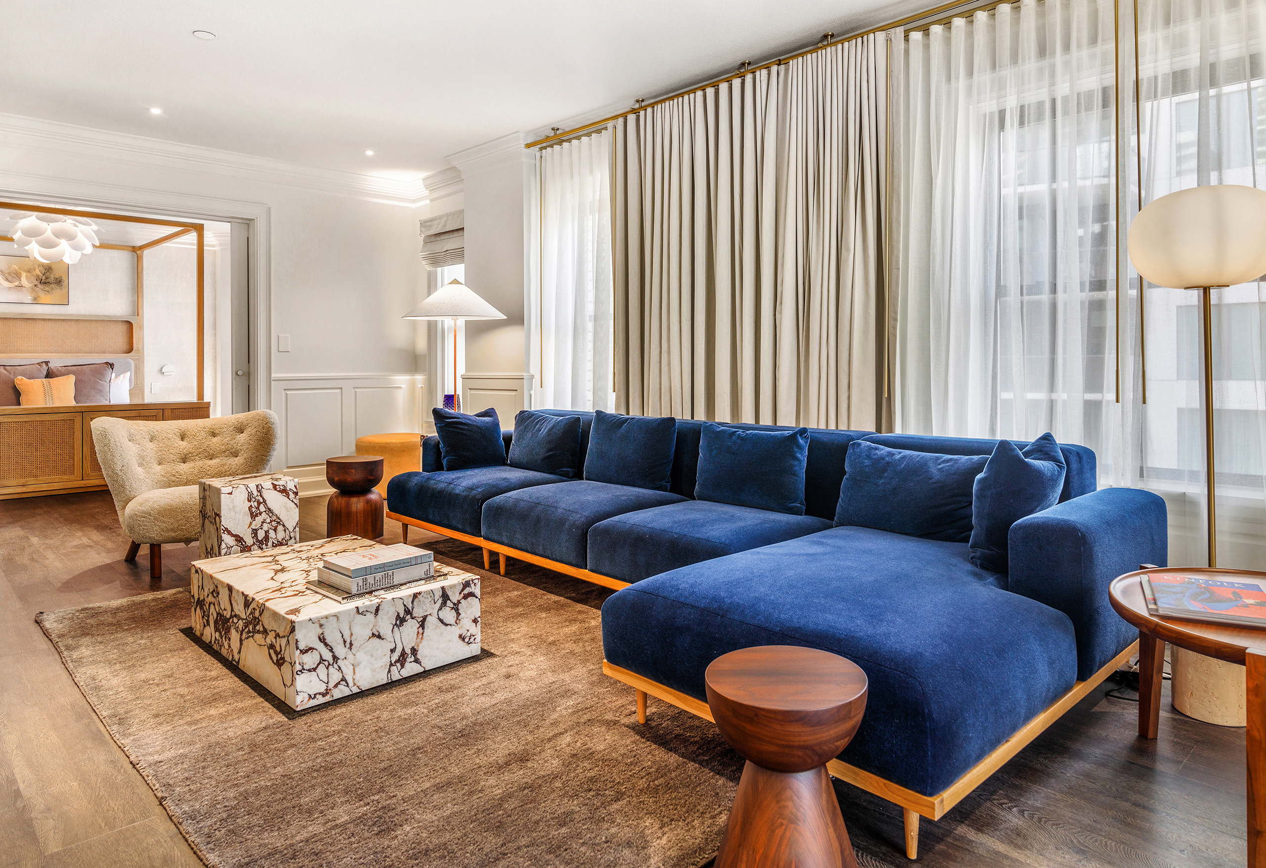 hotel ändra | monarch suite living | image 5