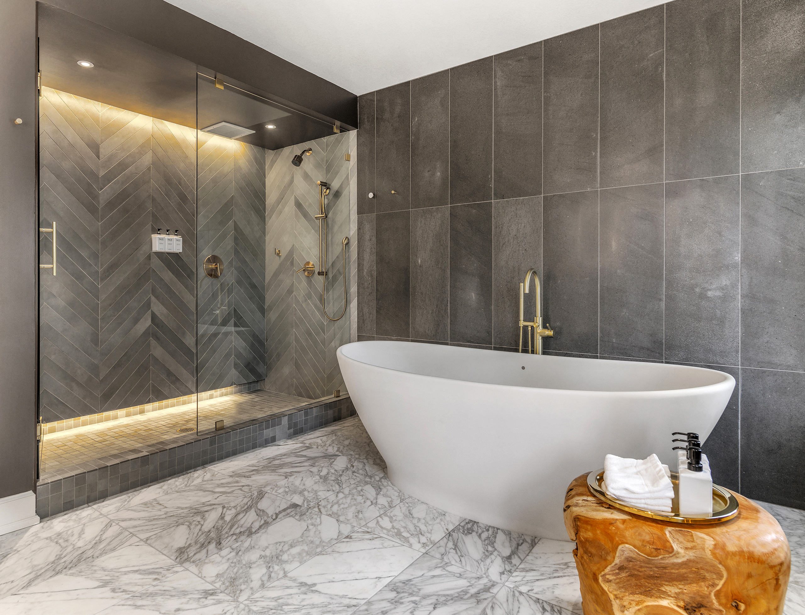 hotel ändra | monarch suite bathroom | image 11