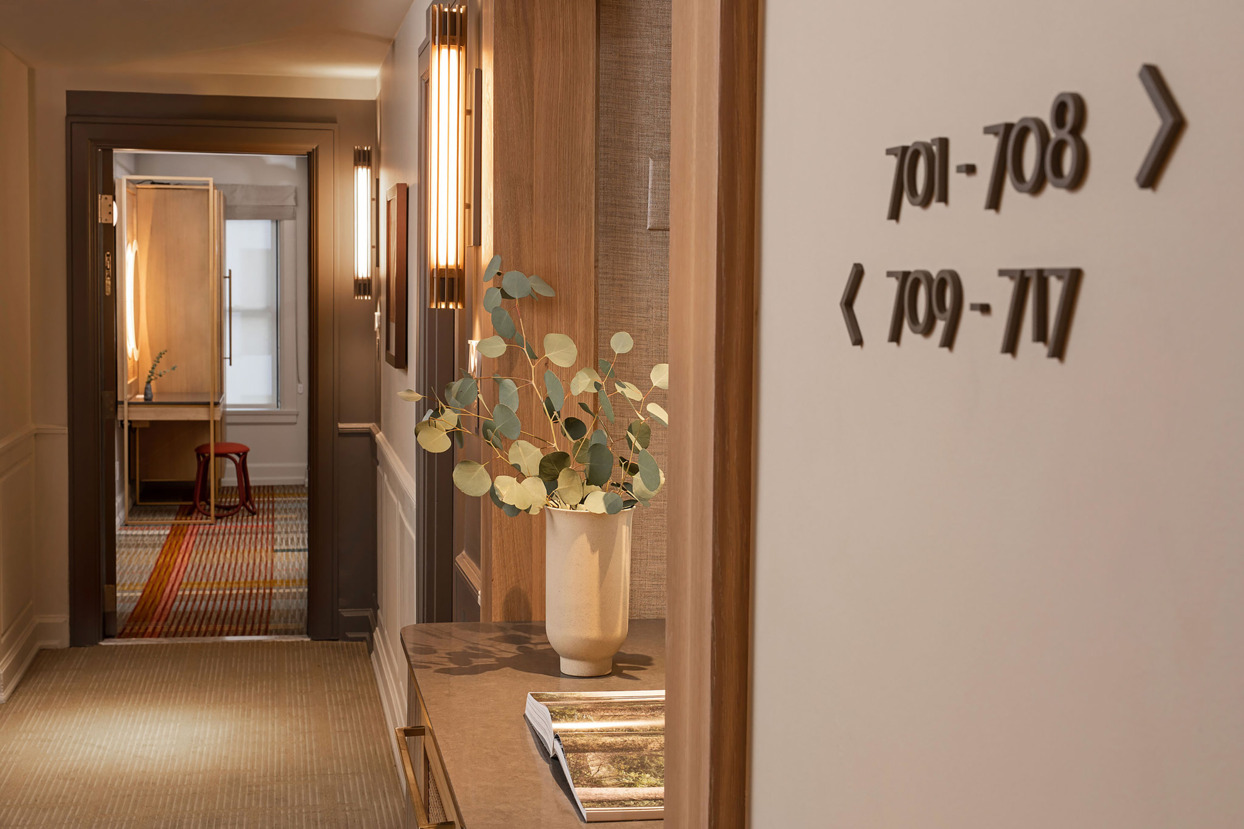 hotel ändra | guestroom corridor | image 1