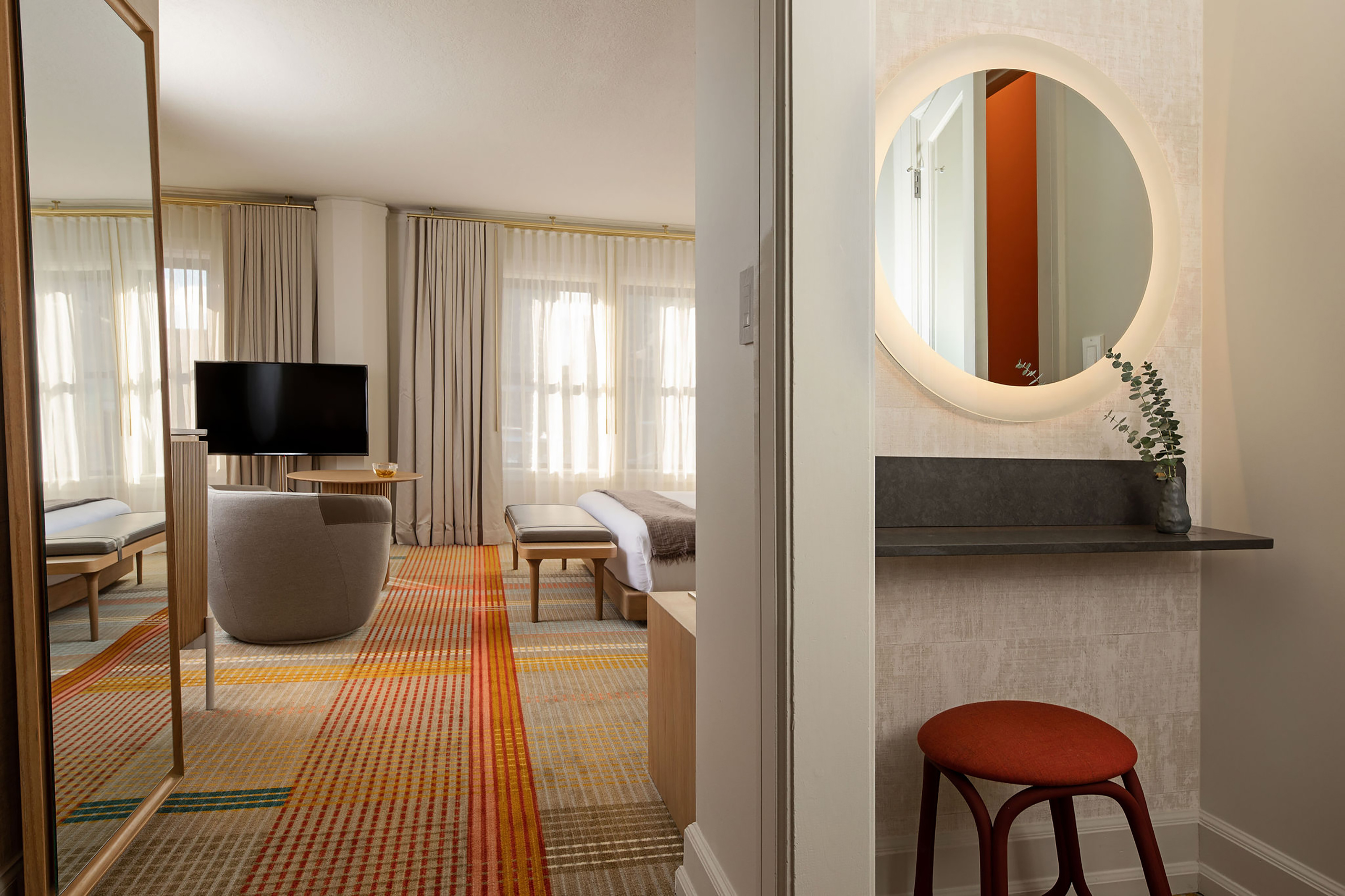 hotel ändra | guestroom entry | image 3